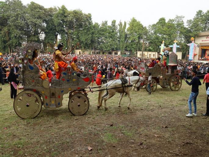 Ravana was cremated at Ramlila Maidan on behalf of Century Rayon Company in Ulhasnagar | उल्हासनगरात सेच्युरी रेयॉन कंपनीच्या वतीने रामलिला मैदानात रावण दहन Ravana was cremated at Ramlila Maidan on behalf of Century Rayon Company in Ulhasnagar | उल्हासनगरात सेच्युरी रेयॉन कंपनीच्या वतीने रामलिला मैदानात रावण दहन