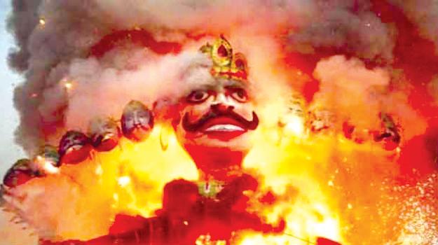 51 gallons of Ravana combustion in Jalgaon | जळगाव येथे ५१ फुटी रावणाचे दहन 51 gallons of Ravana combustion in Jalgaon | जळगाव येथे ५१ फुटी रावणाचे दहन