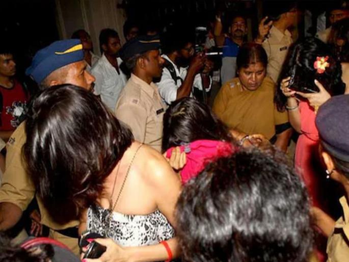 Young men, women and couples were coming from the flat, strange noises, the police were also speechless seeing the scene inside      | तरुण, तरुणी आणि जोडपी, फ्लॅटमधून येत होते अजब आवाज, आतलं दृश्य पाहून पोलीसही अवाक्  Young men, women and couples were coming from the flat, strange noises, the police were also speechless seeing the scene inside      | तरुण, तरुणी आणि जोडपी, फ्लॅटमधून येत होते अजब आवाज, आतलं दृश्य पाहून पोलीसही अवाक्