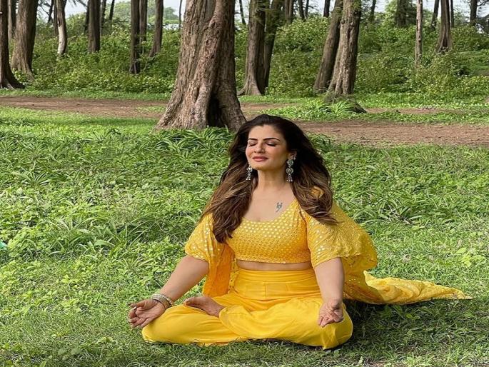 Bollywood actress Ravina Tandon doing yoga in the laps of nature | रविना टंडनने सांगतेय निसर्गाच्या सान्निध्यात योगा करण्याचे 'हे' फायदे.. वाचाल तर आजपासूनच सुरू कराल !!