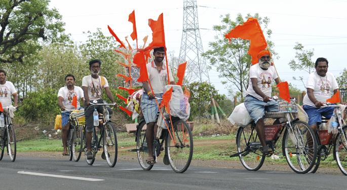 Dingle to meet Vitthal in the rain during the rain | विठ्ठलाच्या भेटीसाठी पावसातही चिंब भिजत पंढरी गाठणारी सायकल दिंडी Dingle to meet Vitthal in the rain during the rain | विठ्ठलाच्या भेटीसाठी पावसातही चिंब भिजत पंढरी गाठणारी सायकल दिंडी