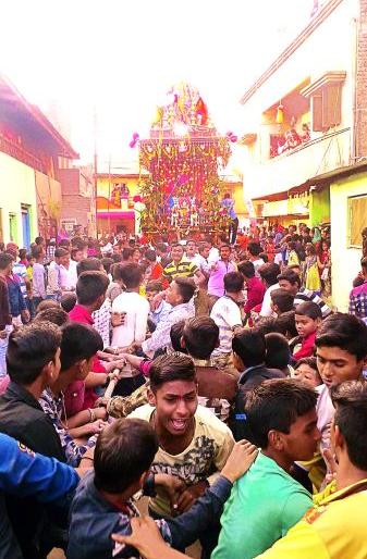 Raptor's Prasadarupriptic rains and youthful adventures of young Dattakrishna Rathak | रावेर येथे प्रसादरूपी रेवड्यांची उधळण अन् तरुणांच्या अपूर्व उत्साहात श्री दत्तकृष्ण रथाची परिक्रमा Raptor's Prasadarupriptic rains and youthful adventures of young Dattakrishna Rathak | रावेर येथे प्रसादरूपी रेवड्यांची उधळण अन् तरुणांच्या अपूर्व उत्साहात श्री दत्तकृष्ण रथाची परिक्रमा