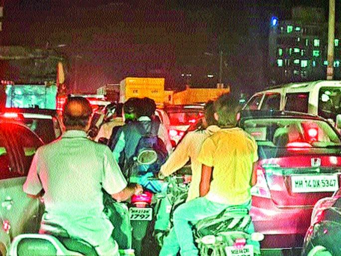 Closed signal, due to Island traffic in the city | बंद सिग्नल, आयलँडमुळे रावेतमध्ये वाहतूककोंडी Closed signal, due to Island traffic in the city | बंद सिग्नल, आयलँडमुळे रावेतमध्ये वाहतूककोंडी