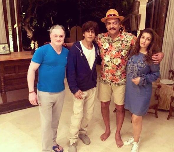 Ravi Shastri celebrates 'Thirty First' with Raveena Tondon in alibaug | रवी शास्त्रींबरोबर थर्टी फर्स्ट साजरा करणारी 'ती' सुंदरी आहे तरी कोण...