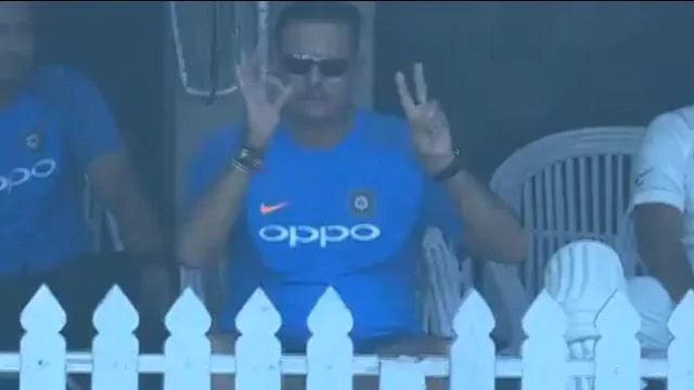 India Vs South Africa, 3rd Test: Ravi Shastri sleep in dressing room; Now people troll him | India Vs South Africa, 3rd Test : ड्रेसिंग रूममध्ये रवी शास्त्रींचा प्रताप; आता झाला डोक्याला ताप