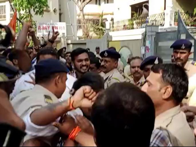 shiv sainik aggressive at ravi rana home at khar over navneet rana to chanting hanuman chalisa at matoshree | Shiv Sena Vs Navneet Rana at Matoshree: “शिवसेनेशी पंगा महागात पडेल, राणा दाम्पत्याला सोडणार नाही”; शिवसैनिक आक्रमक shiv sainik aggressive at ravi rana home at khar over navneet rana to chanting hanuman chalisa at matoshree | Shiv Sena Vs Navneet Rana at Matoshree: “शिवसेनेशी पंगा महागात पडेल, राणा दाम्पत्याला सोडणार नाही”; शिवसैनिक आक्रमक