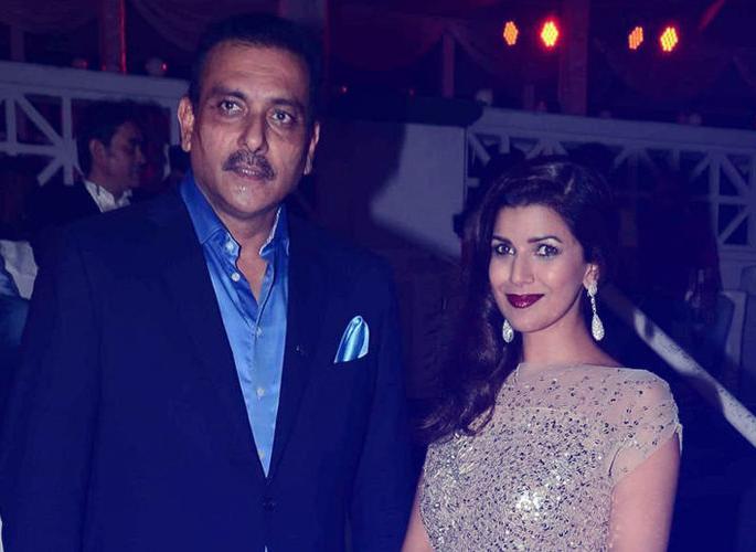 actor nimrat kaur is dating indian cricket team coach ravi shastri | रवी शास्त्री अभिनेत्री निमरत कौरच्या प्रेमात? दोन वर्षांपासून करताहेत एकमेकांना डेट?? actor nimrat kaur is dating indian cricket team coach ravi shastri | रवी शास्त्री अभिनेत्री निमरत कौरच्या प्रेमात? दोन वर्षांपासून करताहेत एकमेकांना डेट??