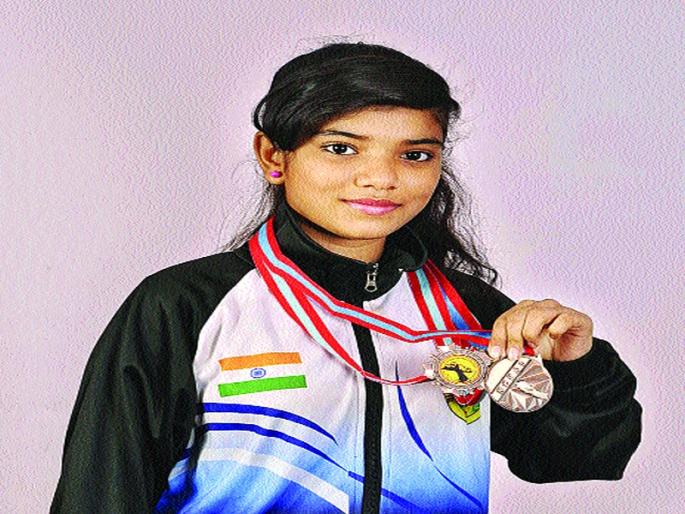 Ravi's golden achievement at international level, his interest in the idea of ​​self-defense | आंतरराष्ट्रीय स्तरावर रविनाचे सुवर्ण यश, स्वसंरक्षणाच्या विचारातून निर्माण झाली आवड