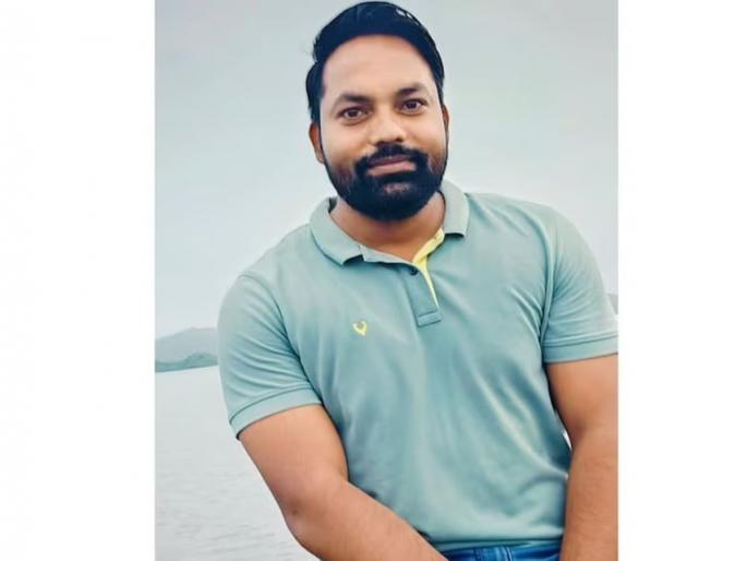 jhansi lic officer dies while playing cricket water intake collapse | हृदयद्रावक! बॉलिंगनंतर पाणी प्यायला, उलटी होताच बेशुद्ध होऊन खाली पडला, मैदानावरच मृत्यू jhansi lic officer dies while playing cricket water intake collapse | हृदयद्रावक! बॉलिंगनंतर पाणी प्यायला, उलटी होताच बेशुद्ध होऊन खाली पडला, मैदानावरच मृत्यू