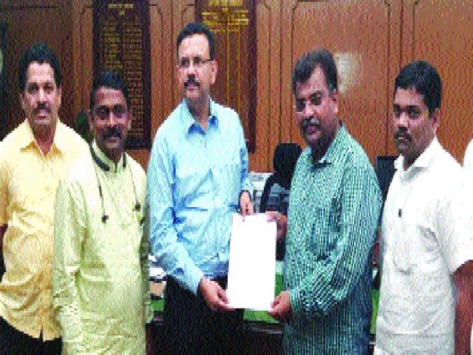 three-storey parking in Dombivli station, demanded by Ravindra Chavan | डोंबिवली स्थानकात रेल्वेचे तीन मजली पार्किंग करा, रवींद्र चव्हाण यांनी केली मागणी