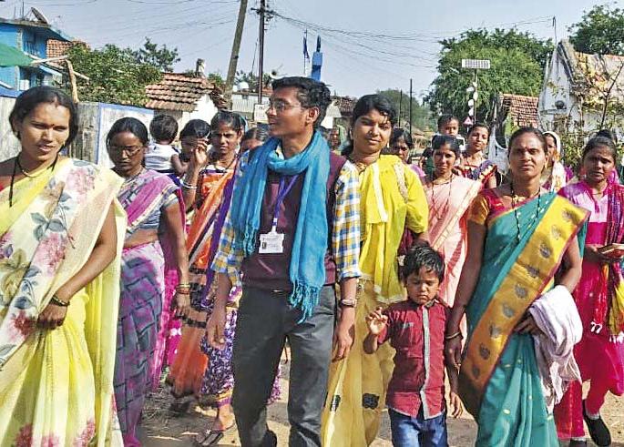When he decided to work in Gadchiroli district as chief minister fellow. | गडचिरोली जिल्ह्यातच काम करायचं ‘त्यानं’ ठरवलं तेव्हा. When he decided to work in Gadchiroli district as chief minister fellow. | गडचिरोली जिल्ह्यातच काम करायचं ‘त्यानं’ ठरवलं तेव्हा.