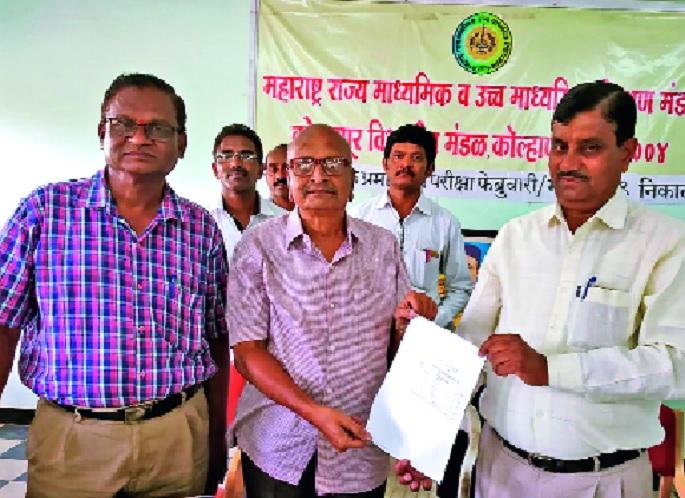 72-year-old 'youth' sticks to the 12th: Night college students; Three subjects were passed | ७२ वर्षीय ‘तरुणा’ची बारावी होण्याची जिद्द-: नाईट कॉलेजचे विद्यार्थी; तीन विषयांत झाले पास