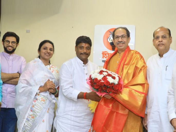 congress ravindra dhangekar meet thackeray group chief uddhav thackeray at matoshree mumbai | Maharashtra Politics: “भाजपचा किल्ला भुईसपाट करु शकतो हे जनतेने दाखवले, सर्व विरोधक एकत्र आल्यास जिंकू शकतो” congress ravindra dhangekar meet thackeray group chief uddhav thackeray at matoshree mumbai | Maharashtra Politics: “भाजपचा किल्ला भुईसपाट करु शकतो हे जनतेने दाखवले, सर्व विरोधक एकत्र आल्यास जिंकू शकतो”