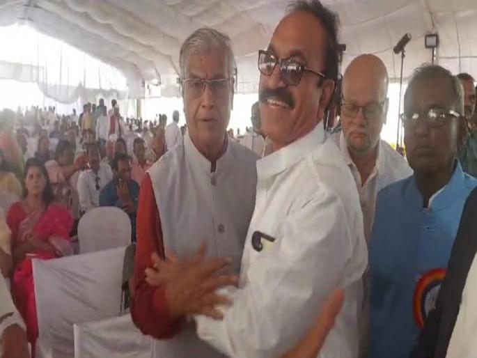 Prof. Rabindra Shobhane was stopped at a rebel literature meeting First blocked then filled with sweet grass | प्रा. रवींद्र शोभणे यांना विद्रोही साहित्य संमेलनात रोखले; आधी रोखले नंतर भरवला गोड घास Prof. Rabindra Shobhane was stopped at a rebel literature meeting First blocked then filled with sweet grass | प्रा. रवींद्र शोभणे यांना विद्रोही साहित्य संमेलनात रोखले; आधी रोखले नंतर भरवला गोड घास