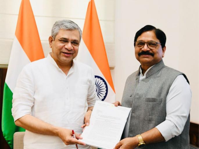 Make maximum use of Marathi language in railway administration in Maharashtra says Ravindra Waikar | महाराष्ट्रात रेल्वेच्या कारभारात मराठी भाषेचा जास्तीत जास्त वापर करा - खासदार रवींद्र वायकर Make maximum use of Marathi language in railway administration in Maharashtra says Ravindra Waikar | महाराष्ट्रात रेल्वेच्या कारभारात मराठी भाषेचा जास्तीत जास्त वापर करा - खासदार रवींद्र वायकर