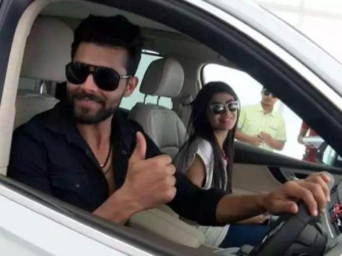 Ravindra Jadeja in trouble after argument with lady constable over mask in Rajkot | पत्नीसोबत ड्राईव्हसाठी बाहेर पडला रवींद्र जडेजा; मास्कवरून महिला पोलिसांसोबत हुज्जत