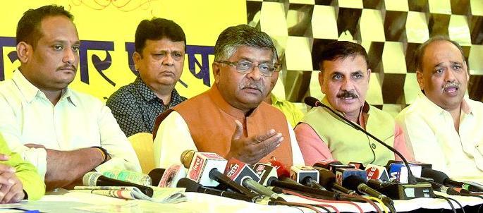 Maharashtra Assembly Election 2019 : Congress does not want Savarkar to get Bharat Ratna: Ravi Shankar Prasad | Maharashtra Assembly Election 2019 : सावरकरांना भारतरत्न मिळू नये हीच काँग्रेसची इच्छा : रविशंकर प्रसाद Maharashtra Assembly Election 2019 : Congress does not want Savarkar to get Bharat Ratna: Ravi Shankar Prasad | Maharashtra Assembly Election 2019 : सावरकरांना भारतरत्न मिळू नये हीच काँग्रेसची इच्छा : रविशंकर प्रसाद