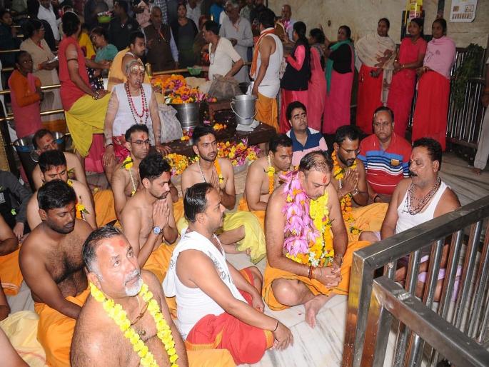 Video: Ravi Shastri offers prayers at Mahakaleshwar temple ahead of Day Night Test vs Bangladesh in Kolkata | Video: डे नाइट कसोटीपूर्वी रवी शास्त्रींचे होम हवन; महाकालेश्वर मंदिरात पूजा 