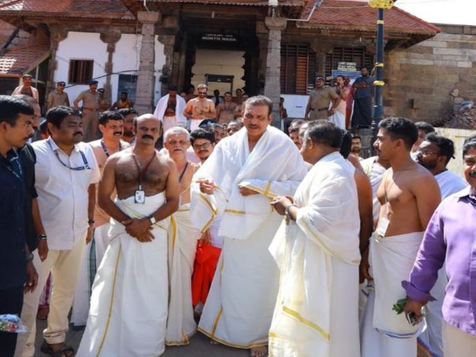 Team India coach Ravi Shastri visited Sree Padmanabhaswamy Temple, netizens trolled him | रवी शास्त्री झाले ट्रोल... देव दर्शनाला लागलात पण, या गोष्टीचं काय?