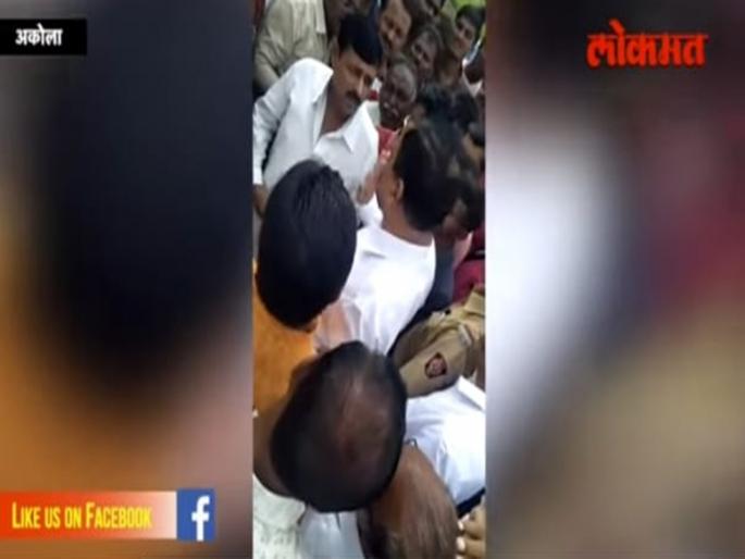 The farmers asked for Diwakar Rawate When will farmers get loan waiver? | सरसकट कर्जमाफी कधी मिळणार, बांधावर गेलेल्या शिवसेना नेत्यांना शेतकऱ्यांचा सवाल