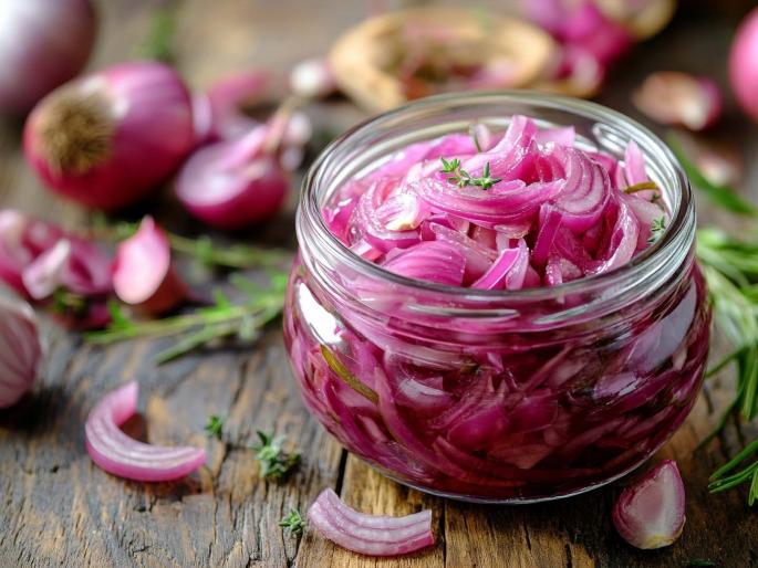 raw onion side effects what happens to your body when you eat too much onion | बापरे! कच्च्या कांद्यामुळे आरोग्याचं मोठं नुकसान; समजल्यावर खाण्यापूर्वी कराल १०० वेळा विचार