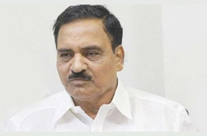 Rawat, who came to inspect crop damage, had to face farmers' fury! | पीक नुकसानाची पाहणी करण्यासाठी आलेल्या रावतेंना करावा लागला शेतकऱ्यांच्या रोषाचा सामना!