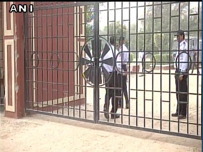 Ryan International School opened 10 days after the execution of Pradyumna; Pradyomna's father opposed the decision to open the school | प्रद्युम्नच्या हत्येनंतर 10 दिवसांनी सुरू झाली रायन इंटरनॅशनल स्कूल; शाळा उघडण्याच्या निर्णयाला प्रद्युम्नच्या वडिलांचा विरोध Ryan International School opened 10 days after the execution of Pradyumna; Pradyomna's father opposed the decision to open the school | प्रद्युम्नच्या हत्येनंतर 10 दिवसांनी सुरू झाली रायन इंटरनॅशनल स्कूल; शाळा उघडण्याच्या निर्णयाला प्रद्युम्नच्या वडिलांचा विरोध