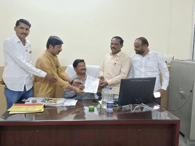 If the sugarcane bill is not paid within 14 days, the officers will be locked in the office, warns the Ryat Kranti Sangathan | ऊस बिल १४ दिवसांत न दिल्यास अधिकाऱ्यांना कार्यालयातच कोंडणार, रयत क्रांती संघटनेचा इशारा If the sugarcane bill is not paid within 14 days, the officers will be locked in the office, warns the Ryat Kranti Sangathan | ऊस बिल १४ दिवसांत न दिल्यास अधिकाऱ्यांना कार्यालयातच कोंडणार, रयत क्रांती संघटनेचा इशारा