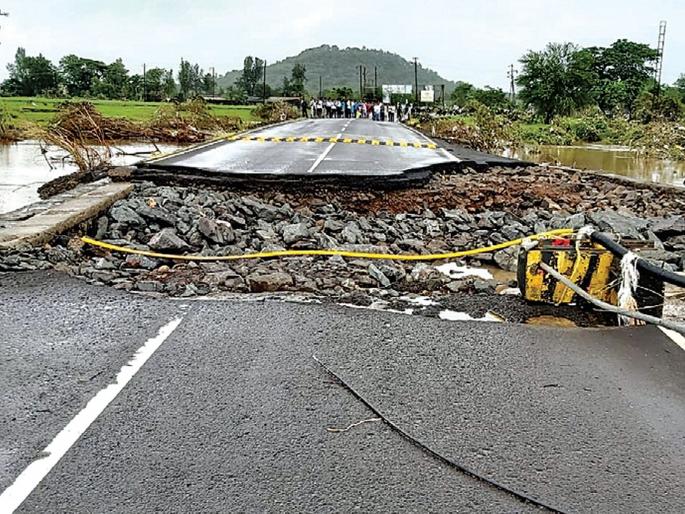 The road crosses the Rayata Bridge again | रायता पुलाच्या रस्त्याला पुन्हा भगदाड The road crosses the Rayata Bridge again | रायता पुलाच्या रस्त्याला पुन्हा भगदाड