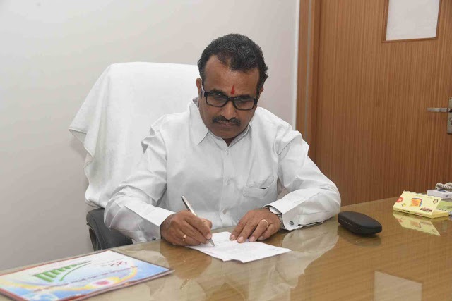 Lockdown News: 70% of household goods during lockdown - Co-operation Minister Balasaheb Patil | Lockdown News: लॉकडाऊनच्या काळात ७० टक्के लोकांना घरपोच वस्तू - सहकारमंत्री बाळासाहेब पाटील Lockdown News: 70% of household goods during lockdown - Co-operation Minister Balasaheb Patil | Lockdown News: लॉकडाऊनच्या काळात ७० टक्के लोकांना घरपोच वस्तू - सहकारमंत्री बाळासाहेब पाटील