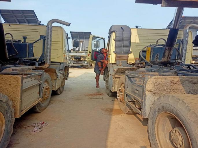 Death body of the worker was strangled by the seat belt of the truck in chandrapur | ट्रकच्या सीटबेल्टच्या साहाय्याने गळफास घेतलेल्या अवस्थेत कामगाराचा मृतदेह Death body of the worker was strangled by the seat belt of the truck in chandrapur | ट्रकच्या सीटबेल्टच्या साहाय्याने गळफास घेतलेल्या अवस्थेत कामगाराचा मृतदेह