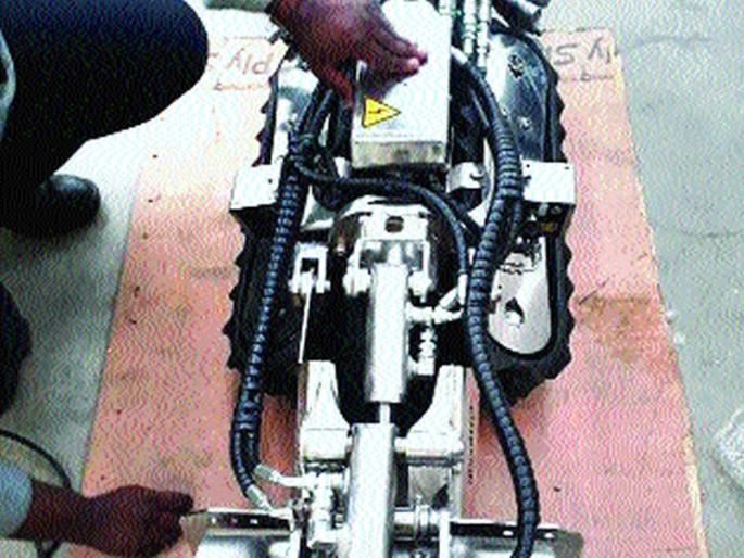 Cleanliness of British Robbery's British Rain Show | मिनी रोबोकडून ब्रिटिशकालीन पर्जन्य वाहिन्यांची सफाई