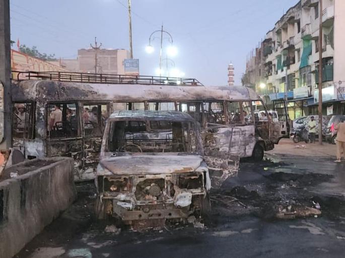 Peace in Chhatrapati Sambhajinagar aurangabad after conflict between two factions; Stones were pelted, police vehicles were also set fire | छत्रपती संभाजीनगरमध्ये दोन गटांत वादानंतर शांतता; दगडफेक, पोलिसांच्या गाड्याही जाळल्या