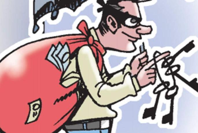 A swarm of thieves at Chatari; Burglary in two places! | चतारी येथे चोरट्यांचा धुमाकूळ; दोन ठिकाणी घरफोडी! A swarm of thieves at Chatari; Burglary in two places! | चतारी येथे चोरट्यांचा धुमाकूळ; दोन ठिकाणी घरफोडी!
