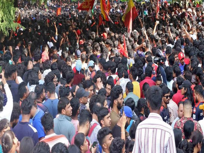 Bengaluru Stampede: People lost their lives in a stampede outside the stadium, RCB players were felicitated inside within 10 minutes | स्टेडियमबाहेर चेंगराचेंगरीत लोकांचा जीव गेला, आतमध्ये १० मिनिटांत RCB खेळाडूंचा सत्कार उरकला Bengaluru Stampede: People lost their lives in a stampede outside the stadium, RCB players were felicitated inside within 10 minutes | स्टेडियमबाहेर चेंगराचेंगरीत लोकांचा जीव गेला, आतमध्ये १० मिनिटांत RCB खेळाडूंचा सत्कार उरकला