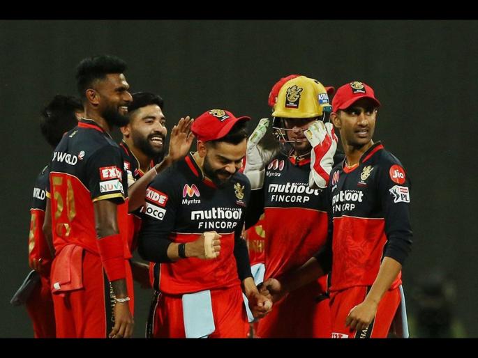 RCB vs KKR Latest News: RCB bowlers give lowest runs in power play | RCB vs KKR Latest News : आरसीबीच्या गोलंदाजांची पॉवर प्लेमध्ये कमाल, दिल्या सर्वात कमी धावा