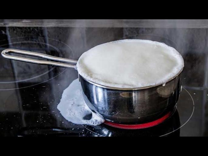 A one-and-a-half-year-old baby got burned after a pot of hot milk fell on her body | गरम दुधाचं भांड अंगावर पडून दीड वर्षाची चिमुकली भाजली A one-and-a-half-year-old baby got burned after a pot of hot milk fell on her body | गरम दुधाचं भांड अंगावर पडून दीड वर्षाची चिमुकली भाजली