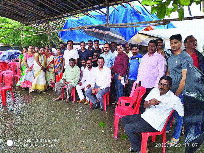 Fasting to compensate APM Terminal workers in Uran | उरणमध्ये एपीएम टर्मिनलच्या कामगारांचे भरपावसात उपोषण Fasting to compensate APM Terminal workers in Uran | उरणमध्ये एपीएम टर्मिनलच्या कामगारांचे भरपावसात उपोषण