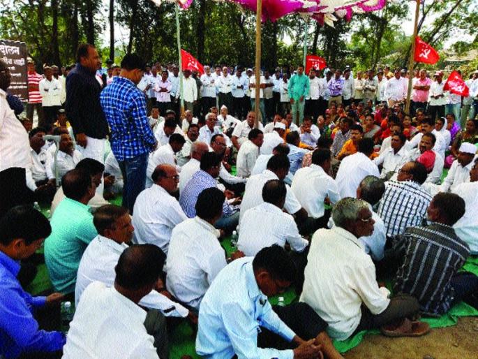 Work of widening of Mumbai-Goa highway, stoppage of peakpac | मुंबई-गोवा महामार्ग रुंदीकरणाचे काम बंद, शेकापचा ठिय्या Work of widening of Mumbai-Goa highway, stoppage of peakpac | मुंबई-गोवा महामार्ग रुंदीकरणाचे काम बंद, शेकापचा ठिय्या
