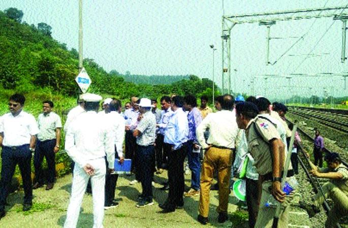 Inspection of Pen-Panvel railway route by Central Railway authorities | मध्य रेल्वेच्या अधिकाऱ्यांकडून पेण-पनवेल रेल्वेमार्गाची पाहणी