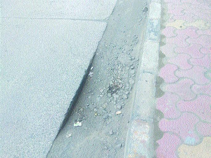 Risk of accident due to highway pits | महामार्गावरील खड्ड्यांमुळे अपघाताचा धोका