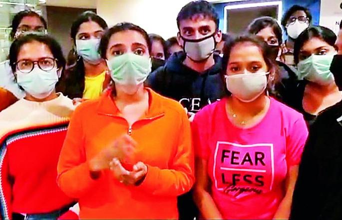Lokmat Impact : Finally those students made the flight to the country | प्रभाव लोकमतचा : अखेर त्या विद्यार्थ्यांनी केले मायदेशाकडे उड्डाण Lokmat Impact : Finally those students made the flight to the country | प्रभाव लोकमतचा : अखेर त्या विद्यार्थ्यांनी केले मायदेशाकडे उड्डाण