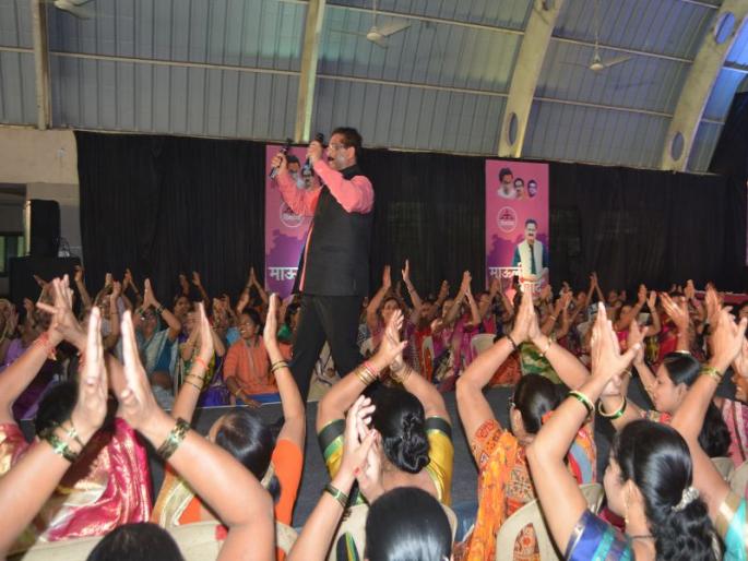 Read the issues faced by women in the presence | शिवसेनेचा माऊली संवाद : आदेश बांदेकर यांच्यासमोर महिलांनी वाचला समस्यांचा पाढा