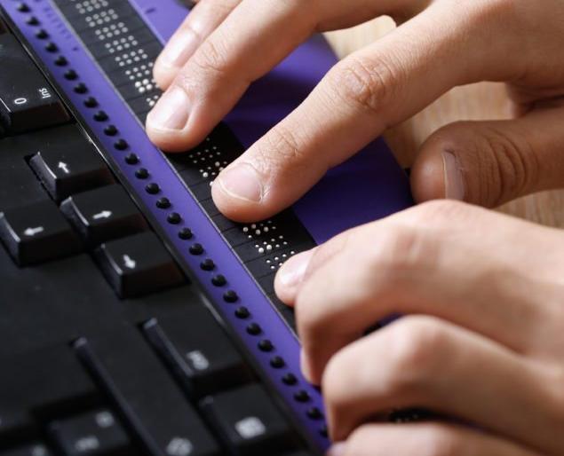 Readers, writers bank's helping hand to disable | दिव्यांगांना मिळतोय वाचक, लेखनिकांचा आधार Readers, writers bank's helping hand to disable | दिव्यांगांना मिळतोय वाचक, लेखनिकांचा आधार