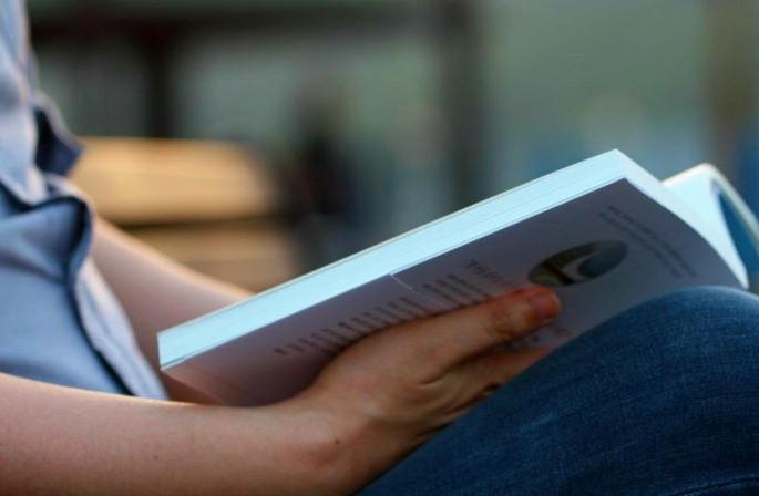 There is time but no books! | आहे निवांत वेळ तरी ‘अमृताचा ठेवा’ नाही!