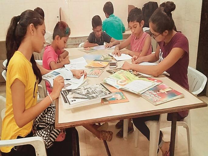 'Kids Corner' for increasing reading hobby in kids | वाचन संस्कृती रुजविणारा ‘किड्स कॉर्नर’ 'Kids Corner' for increasing reading hobby in kids | वाचन संस्कृती रुजविणारा ‘किड्स कॉर्नर’