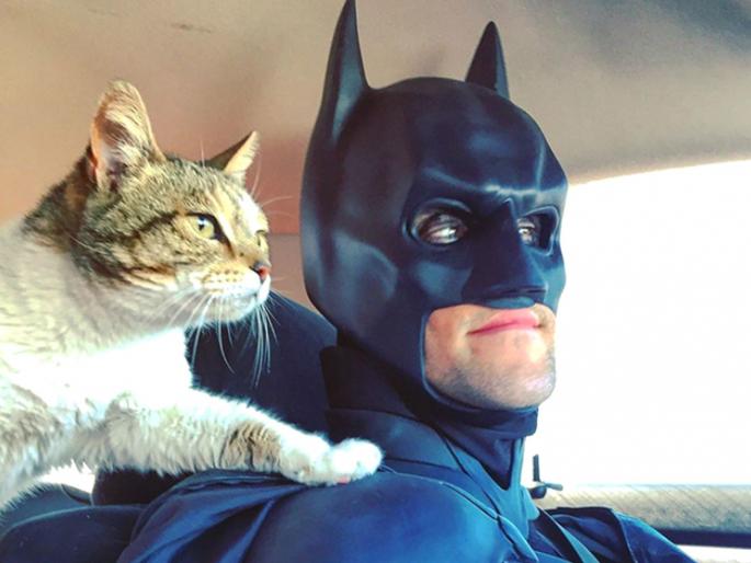 Man who dresses up like batman to save shelter animals find them loving families | मुक्या जनावरांना मदत करणारा खऱ्या आयुष्यातील बॅटमॅन! Man who dresses up like batman to save shelter animals find them loving families | मुक्या जनावरांना मदत करणारा खऱ्या आयुष्यातील बॅटमॅन!