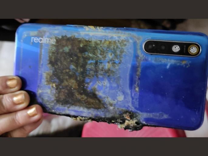 Realme xt smartphone allegedly catches fire watch video | Realme चा फोन घेणं पडलं महागात; पुन्हा एकदा Realme XT मध्ये लागली आग Realme xt smartphone allegedly catches fire watch video | Realme चा फोन घेणं पडलं महागात; पुन्हा एकदा Realme XT मध्ये लागली आग