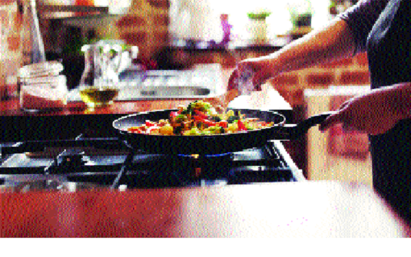 The stream goes to Sarbarai; From home cooking to fighting it on all levels | घराघरांत महिलांवर अतिरिक्त कामांचा ताण The stream goes to Sarbarai; From home cooking to fighting it on all levels | घराघरांत महिलांवर अतिरिक्त कामांचा ताण