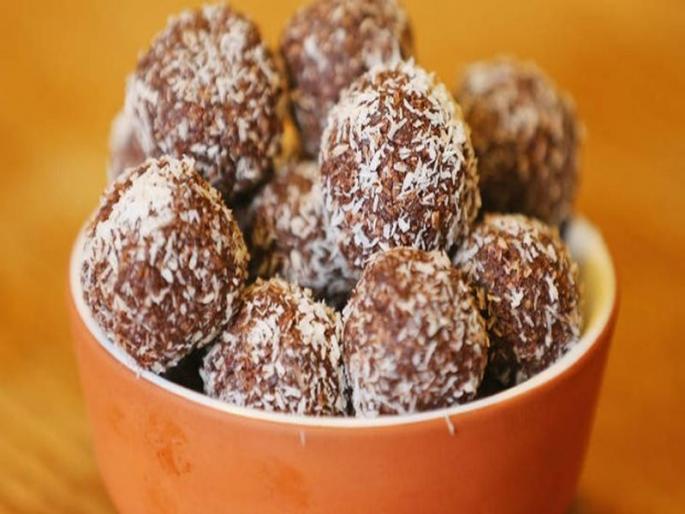 Recipe of almond chocolate balls | बाजारातील मिठाईंना करा बाय-बाय; आता घरीच तयार करा बदाम चॉकलेट्स बॉल्स Recipe of almond chocolate balls | बाजारातील मिठाईंना करा बाय-बाय; आता घरीच तयार करा बदाम चॉकलेट्स बॉल्स